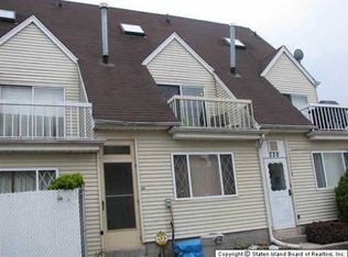 554 Drumgoole Rd W, Staten Island, NY 10312