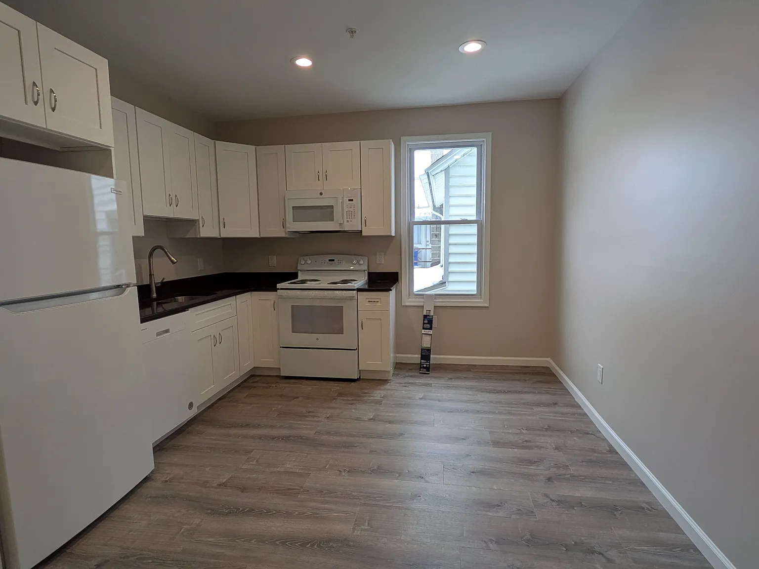 2 bed, 850 sqft, $1,550 — Photo 2