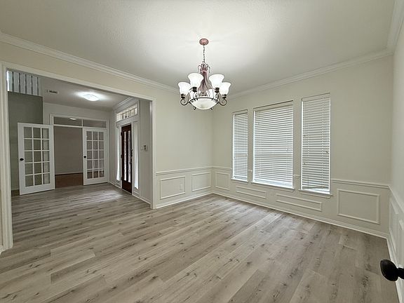 4th image of 2711 Oakland Dr