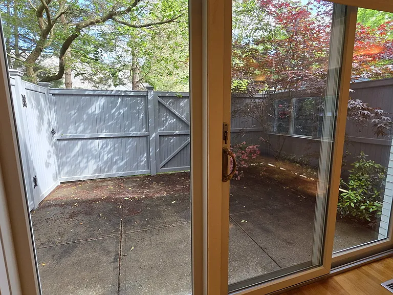 910 W Roxbury Pkwy — Photo 8