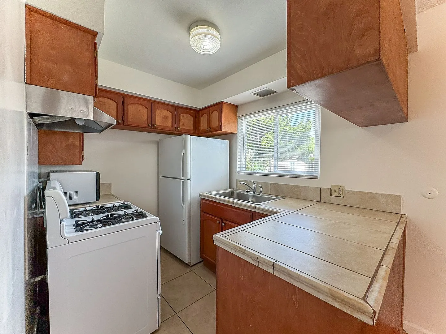 Bright & Inviting Culver City Apartment | Great Location — Photo 4