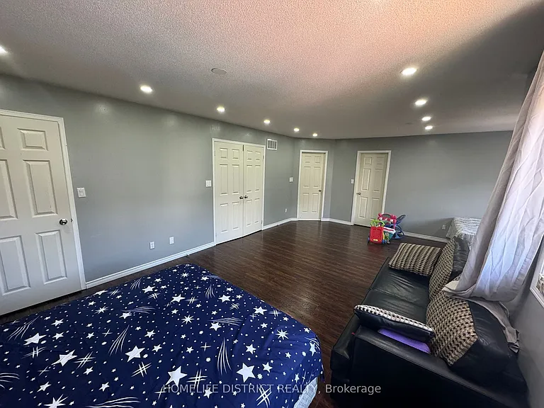 1100 Ashgrove Cres — Photo 6