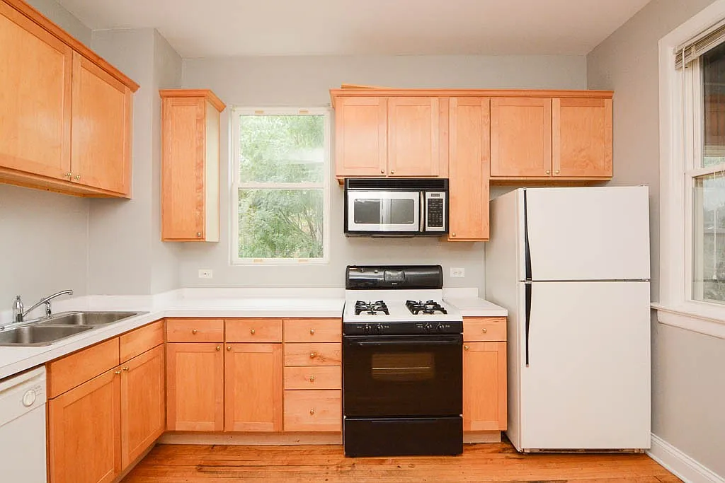 Amazing 2 Bed, 1 Bath at Montrose + Damen (Ravenswood) — Photo 2