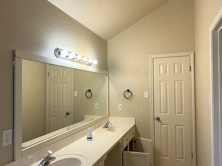 3906 Lone Oak Dr — Photo 13