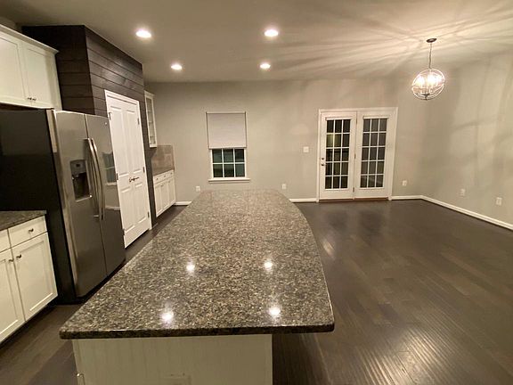 5th image of 129 Hornbeam Dr