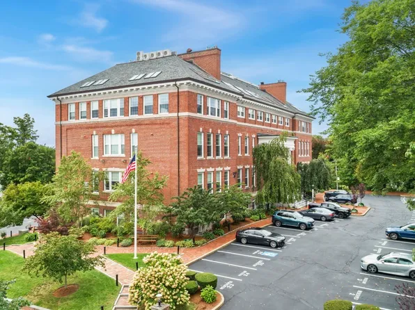 52 Sanborn St APT 202, Reading, MA 01867