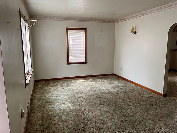 3rd image of 418 Dixon St