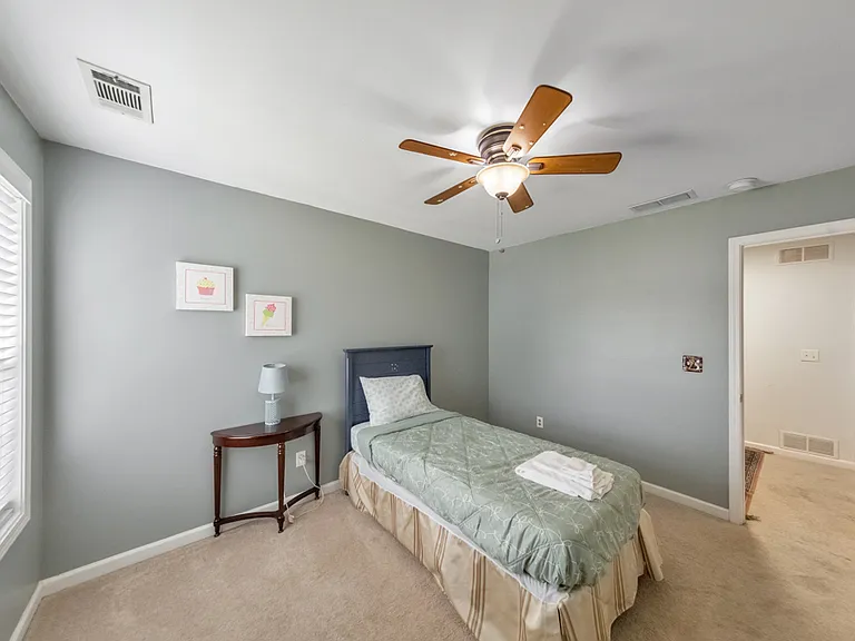 179 Holbrook Dr — Photo 8