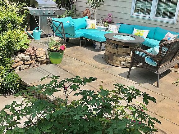 Stone rear patio-barbeque 