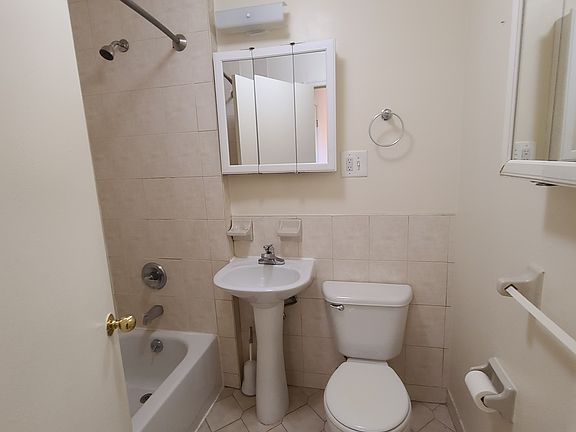 5th image of 2520 Crescent St APT 3B