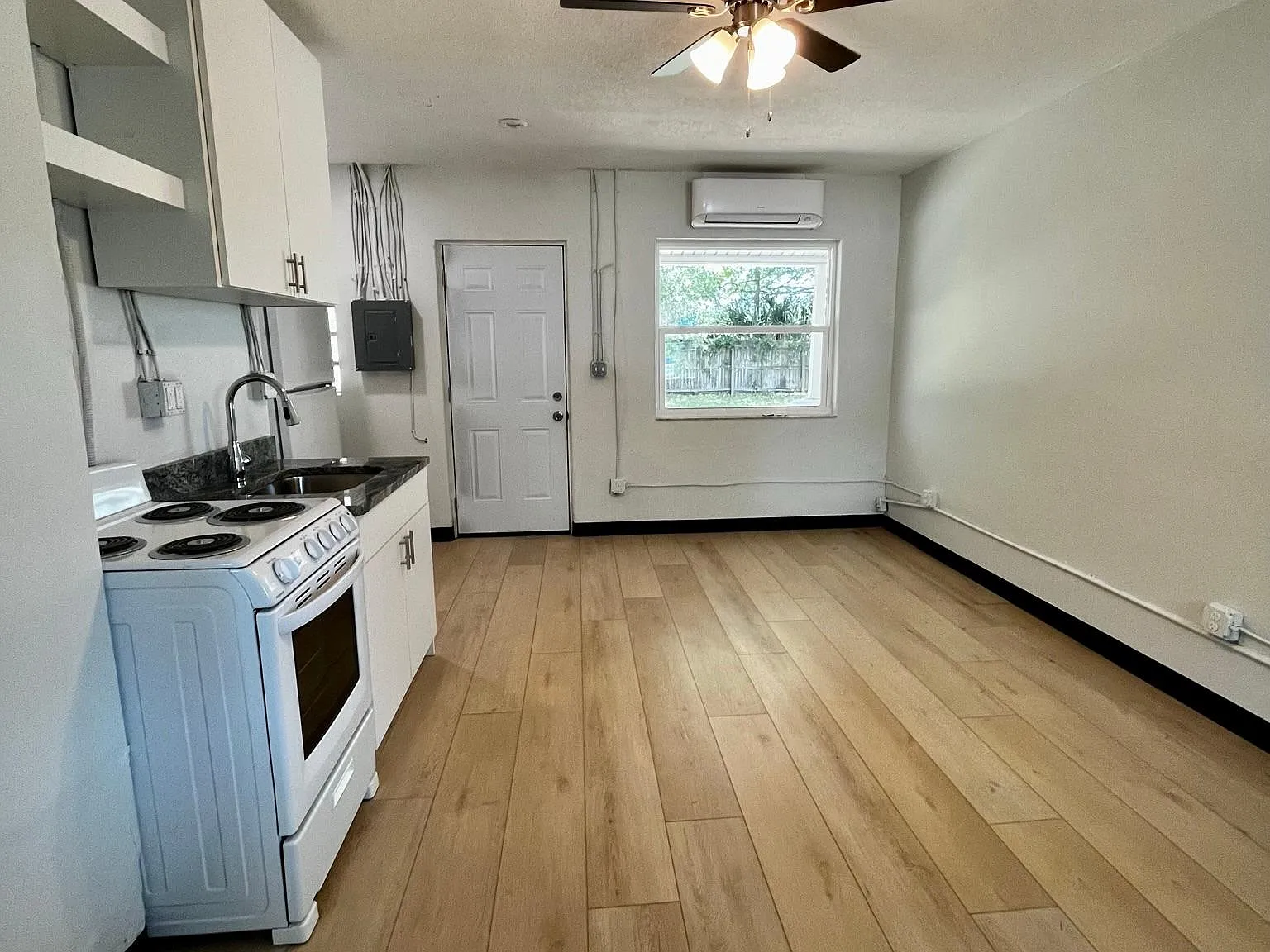 707 Rosery Rd NW — Photo 2