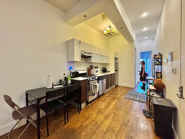 11A Menahan St #3R — Photo 3