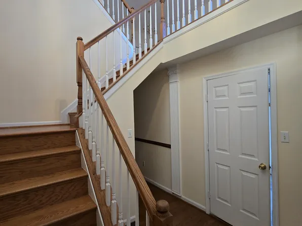 21931 Thompson Sq, Sterling, VA 20166