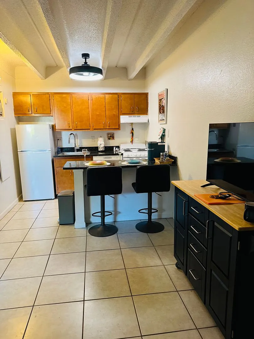 Fully Furnished 1 Bedroom Condo in Gated Community Flexible Lease Terms Available! — Photo 1