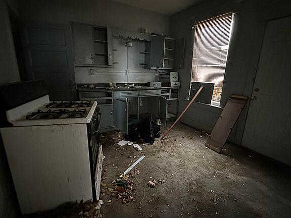 4th image of 155 Cedar St