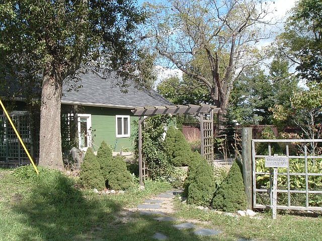 Front view = parking area