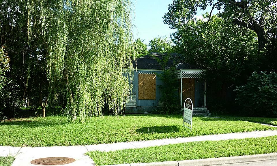 2nd image of 301 W Ellaine Ave