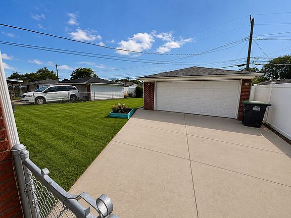 4th image of 9568 Blaty St