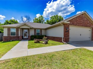 1640 Seattle Slew St, Prairie Grove, AR 72753
