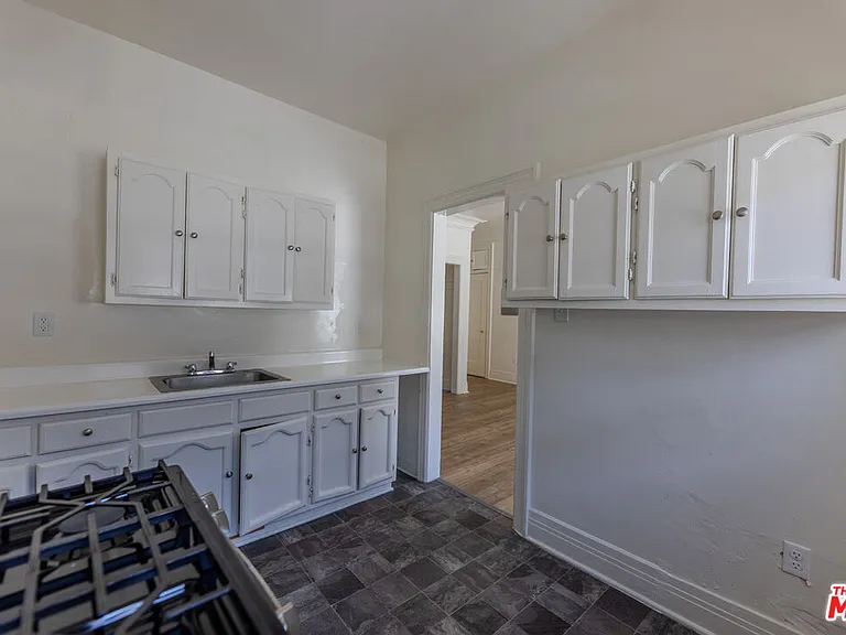 946 S Burlington Ave #212 — Photo 8