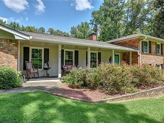 3rd image of 865 Hickory Dr