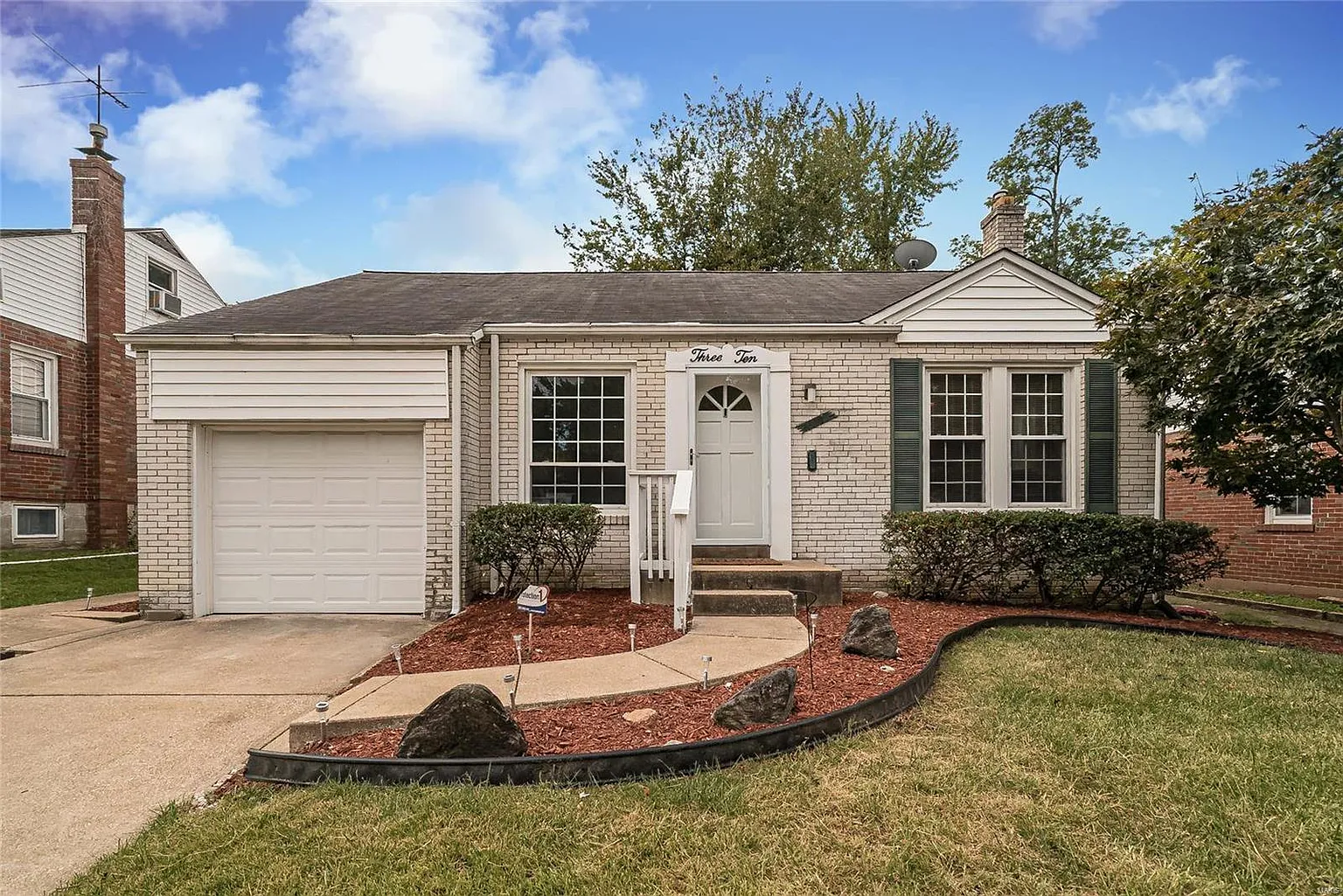310 Thoroughman Ave photo 1