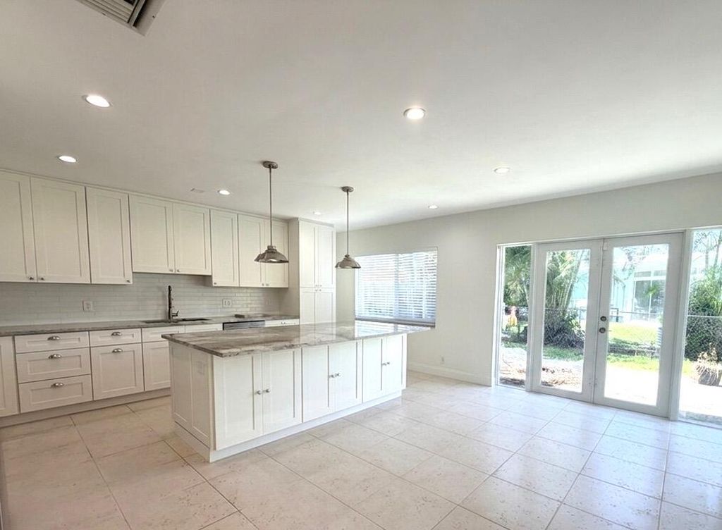2648 NE 9TH Street, photo 5