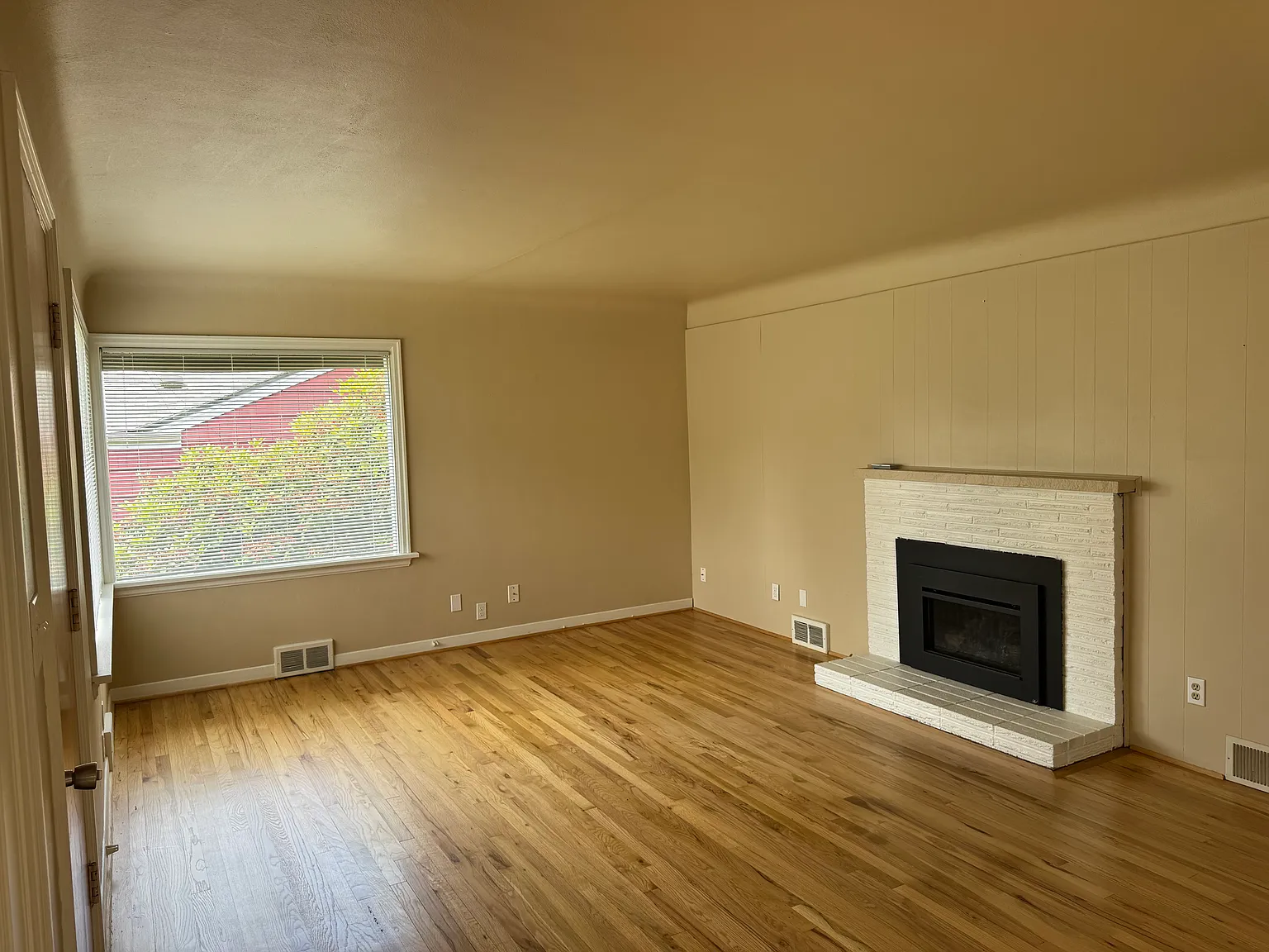 3 bed, 1000 sqft, $2,800 — Photo 2