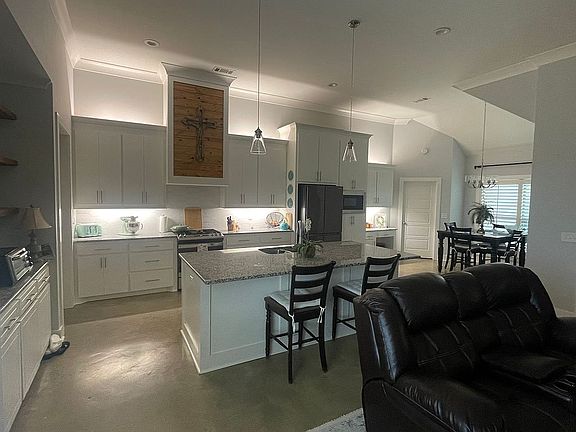 5th image of 213 Clubview Cir