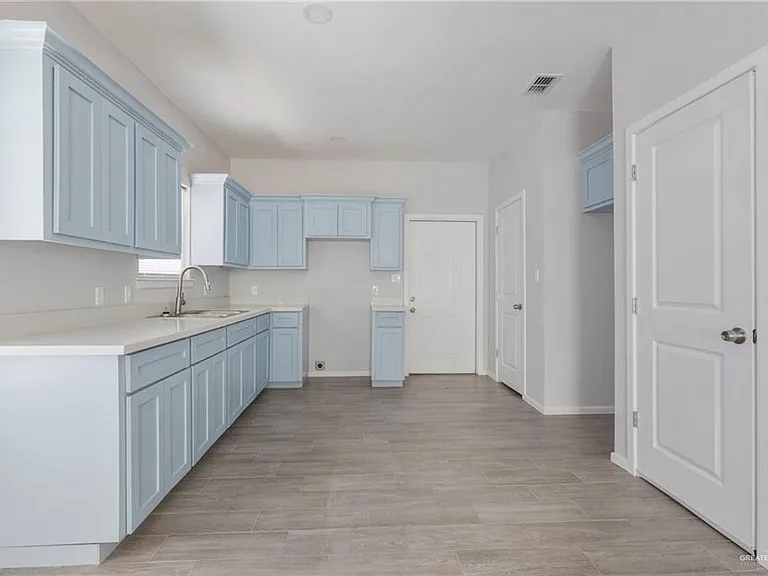 340 Eva St #8 — Photo 4