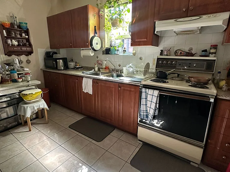 145 Gladstone Ave — Photo 9
