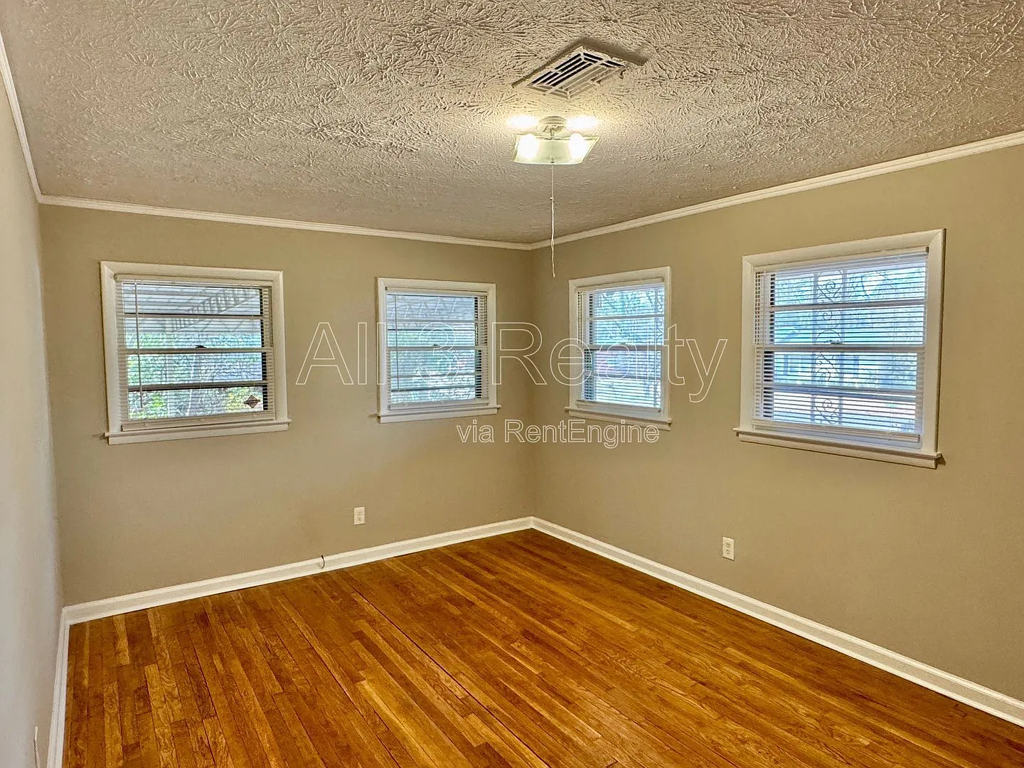 3 bed, 1.0 bath, 1127 sqft, $1,095 — Photo 4