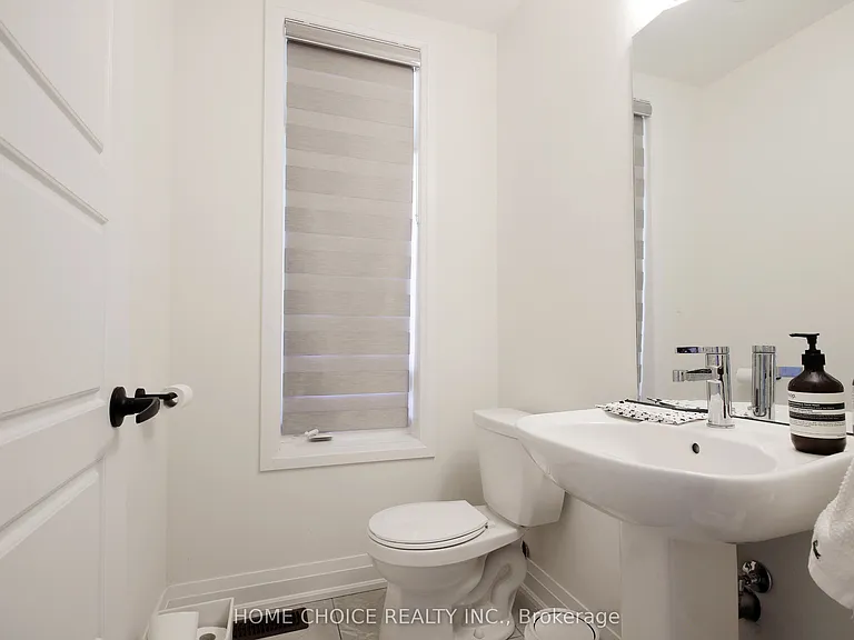 32 Ferragine Cres — Photo 16