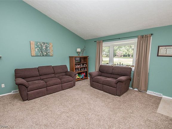 3rd image of 550 Oakview Dr