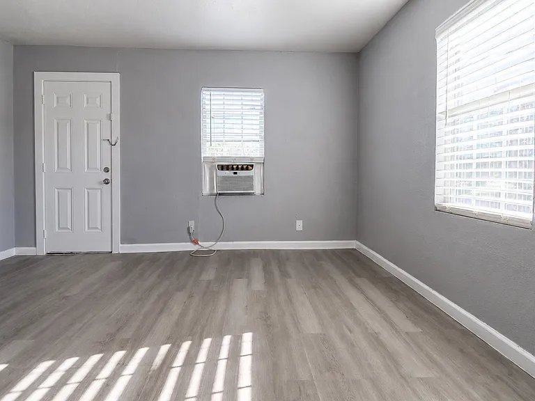122 W Avenue A #1 — Photo 9