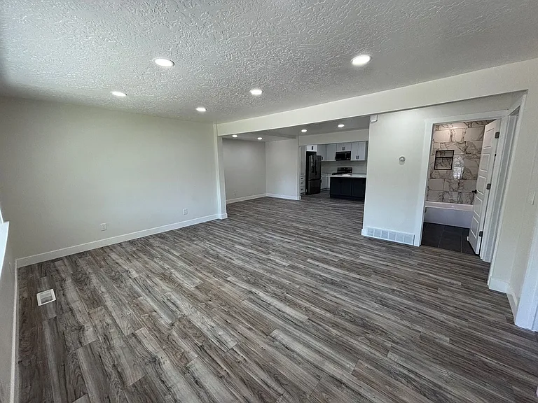 1091 E Mecham Ln — Photo 7