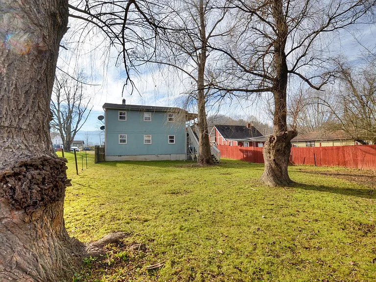 132 Robinson St — Photo 2