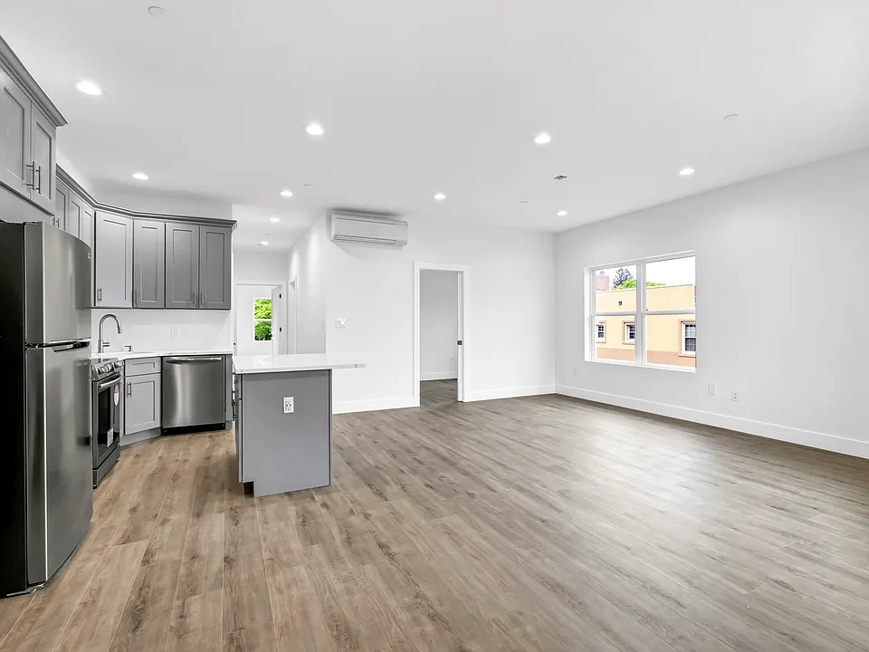 533 Greenwich St #3D