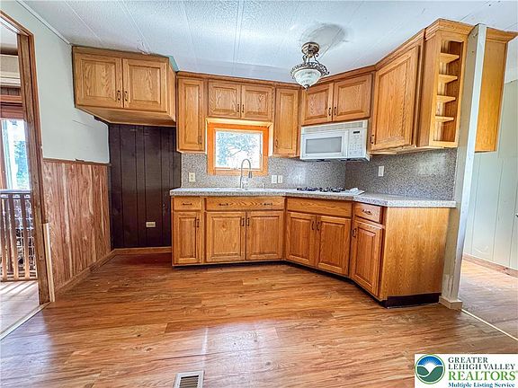 4th image of 85 James Ln