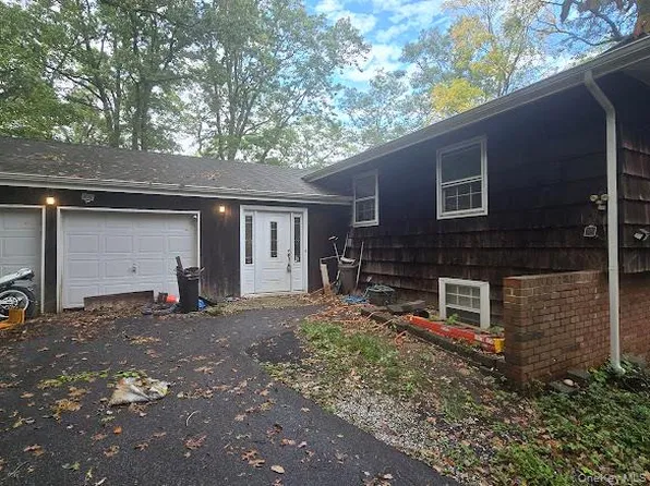 2 Gables Boulevard, East Setauket, NY 11733