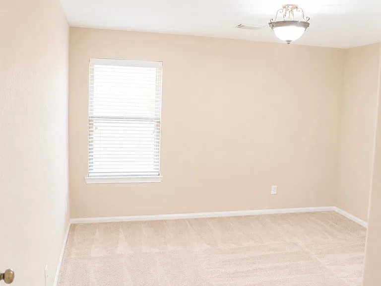 2814 Silver Bend Ln — Photo 24