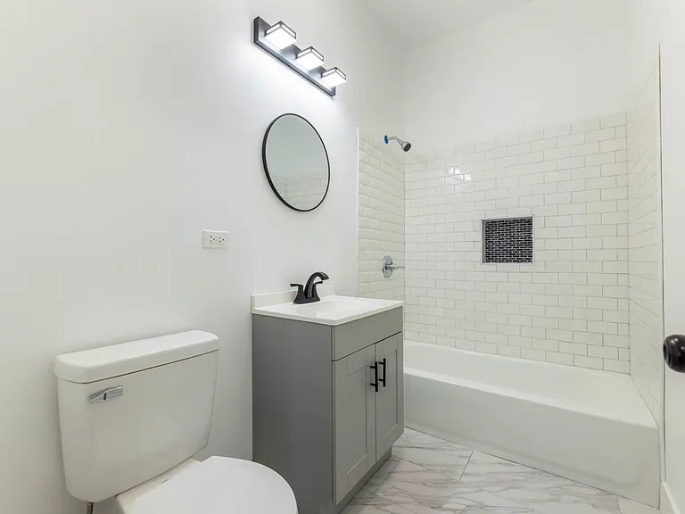 1421 E 69th Pl #1A — Photo 16