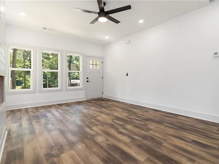 2884 Thompson Cir — Photo 9