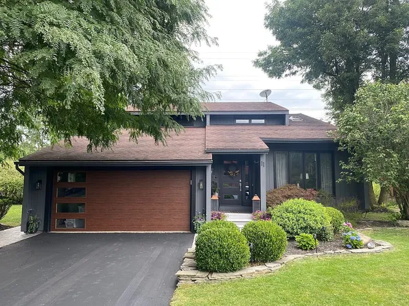 11 Bluebird Ln, Amherst, NY 14228