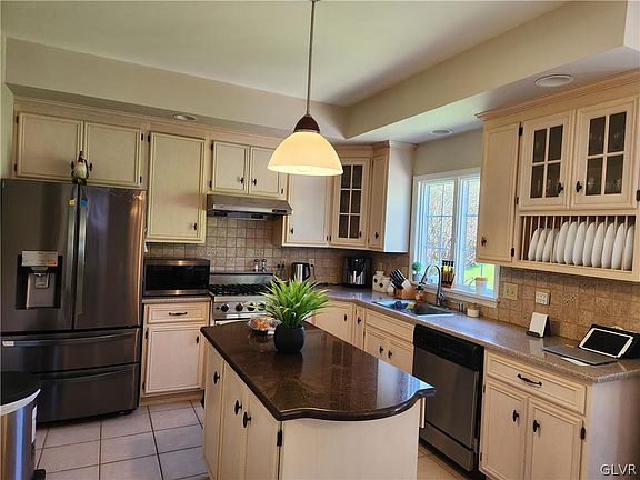 4th image of 10 Midland Dr