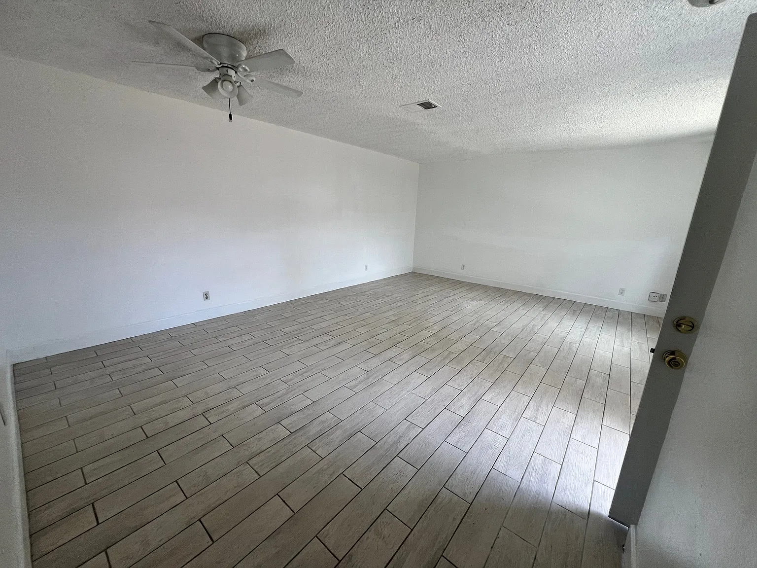 3 bed, 1022 sqft, $3,195 — Photo 2