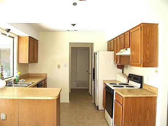 4th image of 2625 Chatham Ct