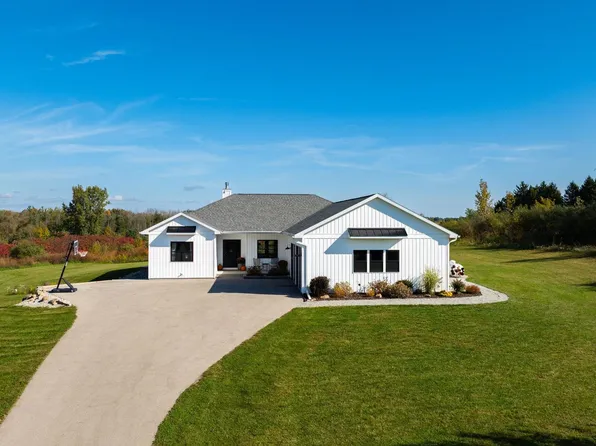 W10190 Ridge Rd, Hortonville, WI 54944