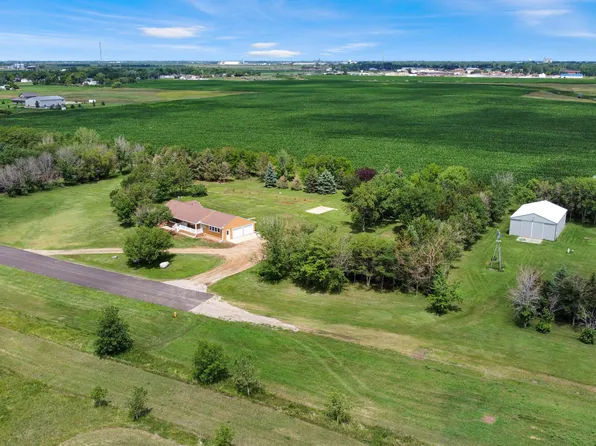 705 Parkside Dr, Huron, SD 57350