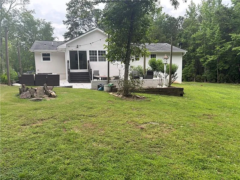 4 bed, 2300 sqft, $2,825 — Photo 2